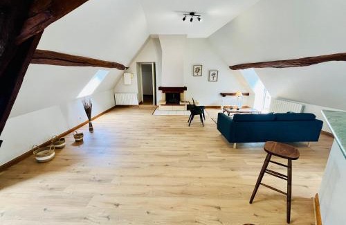Limeray Apartment | Relaxing Stay with Church Views in Centre-Bourg