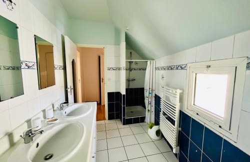 Limeray Apartment | Relaxing Stay with Church Views in Centre-Bourg