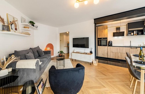 Dobree-Bon Port Apartment | Le Dobrée Centre: Guest Rated 9.6 with Child-Friendly Comfort