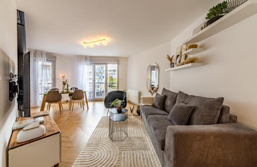 Dobree-Bon Port Apartment | Le Dobrée Centre: Guest Rated 9.6 with Child-Friendly Comfort