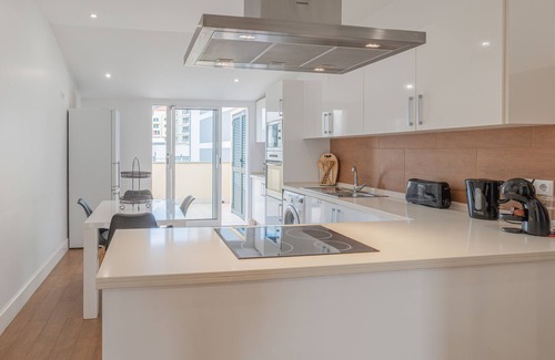 Imaculado Coracao de Maria House | Top Floor Terrace Retreat in Centre Funchal with Ocean Views