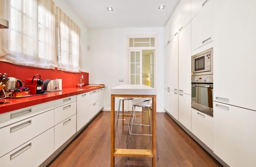 Alicante City Centre Apartment | Stylish Apartment for 2 with WIFI & Hot Tub in Alicante