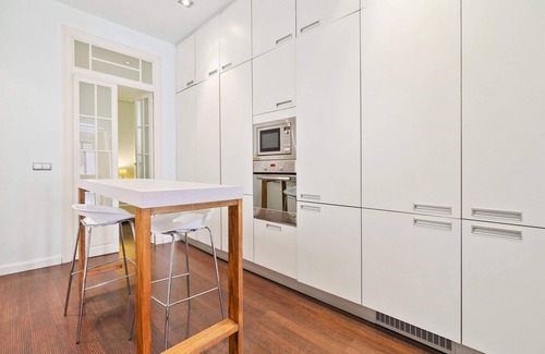 Alicante City Centre Apartment | Stylish Apartment for 2 with WIFI & Hot Tub in Alicante