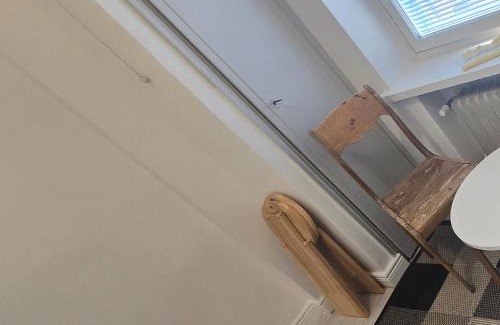 Alppiharju Apartment | Cozy Studio Retreat in Kallio, Helsinki - Pet Friendly