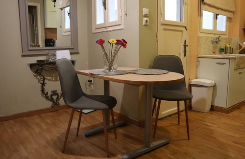 Omonia Apartment | Prime Centro Apartment with Hot Tub in Central Athens