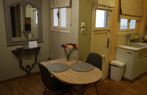 Omonia Apartment | Prime Centro Apartment with Hot Tub in Central Athens