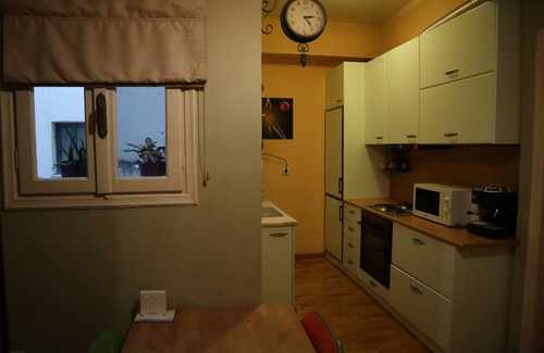 Omonia Apartment | Prime Centro Apartment with Hot Tub in Central Athens