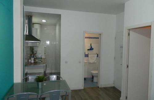 Moscardo Apartment | Family-Friendly Centro Madrid Rio - Monederos Awaits You