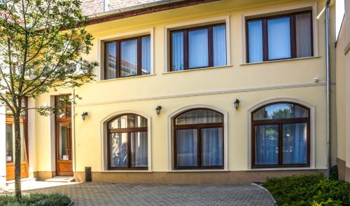 Cegled Apartment | Exceptional Centrum Apartman: Family-Friendly & Accessible