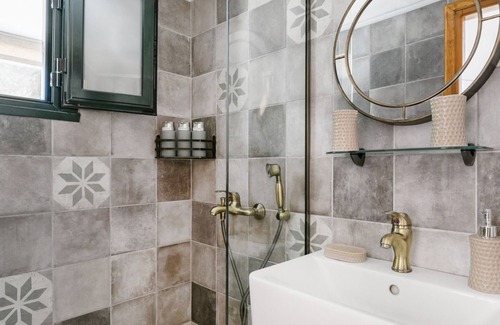 Skripero House | Historic Guesthouse with Inviting Garden and Pet-Friendly Stay