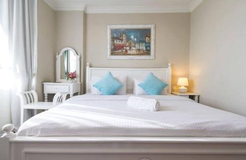 Kampung Sungai Nibong Apartment | Elegant Century Bay Private Residences with Pool & Hot Tub