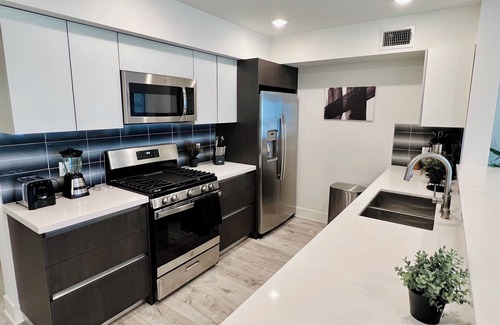 Los Angeles Apartment | Century City Fancy West Hollywood 2br w/Parking