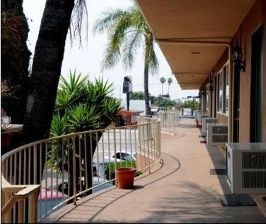 Inglewood Hotel | Welcoming Century Inn at LAX: Child-Friendly & Accessible