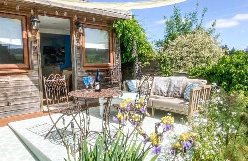 Winchcombe House | Discover Cenwulf Cottage: Pet-Friendly Retreat with Great Reviews
