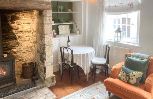Winchcombe House | Discover Cenwulf Cottage: Pet-Friendly Retreat with Great Reviews