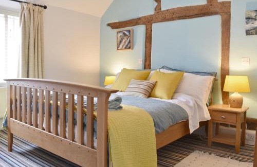 Winchcombe House | Discover Cenwulf Cottage: Pet-Friendly Retreat with Great Reviews