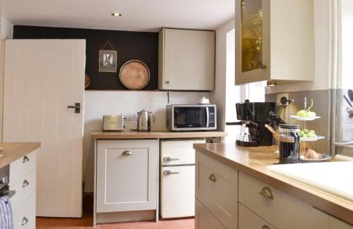 Winchcombe House | Discover Cenwulf Cottage: Pet-Friendly Retreat with Great Reviews