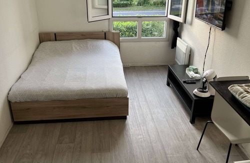 Cergy Apartment | Explore Cergy: Ideal Stay Near Île de Loisirs