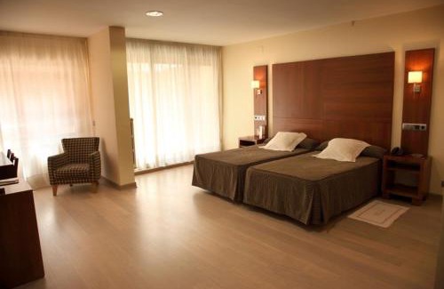 Delicias Hotel | Discover Cesaraugusta: Family-Friendly with Great Amenities