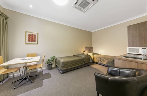 Cessnock Hotel | Discover Cessnock Motel: Eco-Friendly Family Retreat