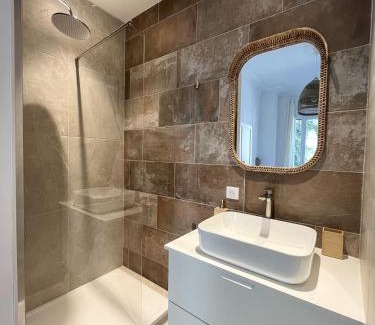 Mantega Apartment | Urban Charm: Family-Friendly Suites with Netflix Access
