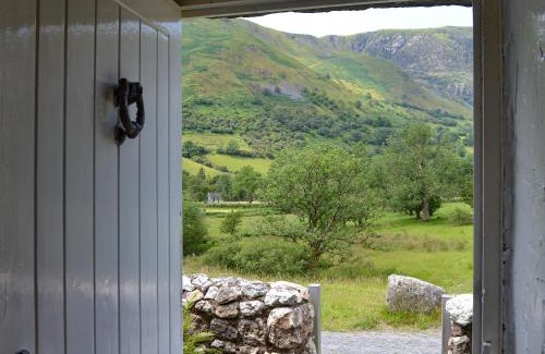 Mawddwy House | Discover Ceunant: Family & Pet-Friendly Getaway Awaits!