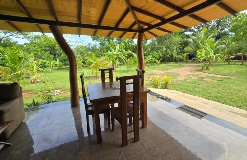 Pahala Maragahawewa Hotel | Wilpattu Homestay: Pet-Friendly Retreat with Hot Tub