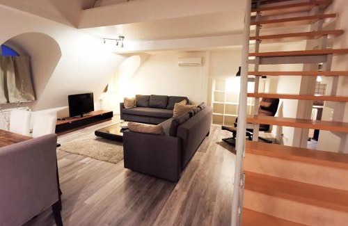 Bergheim Apartment | Prime City Centre Duplex with Netflix - Pet & Child Friendly