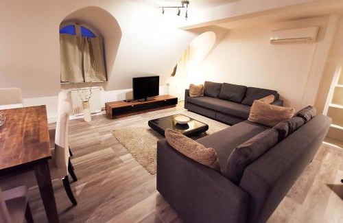 Bergheim Apartment | Prime City Centre Duplex with Netflix - Pet & Child Friendly