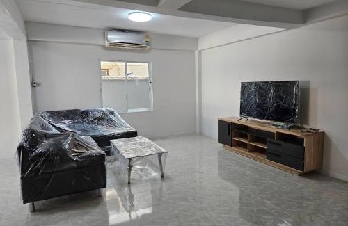 San Sai Bed & Breakfast | Budget-Friendly Stay at CG BNBHOTEL with Family Amenities
