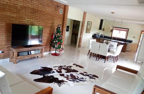 Igarata House | Experience Família Coelho Hospedagem: Pet-Friendly Escape