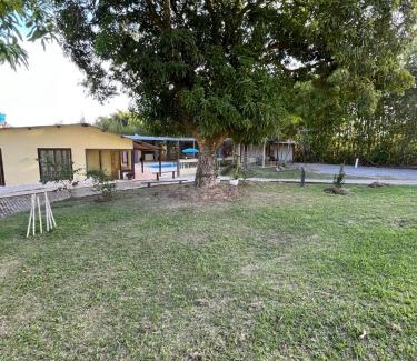 Guaratingueta House | Chácara charmosa com piscina, campo de futebol