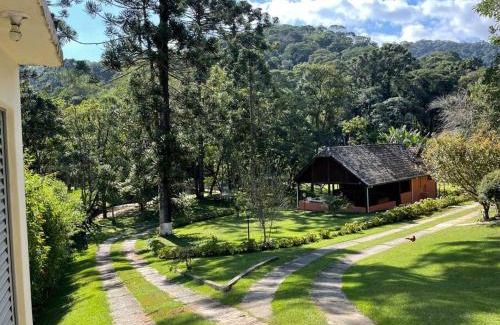 Santo Antonio do Pinhal House | Elegant Chácara Sakura: 4-Star Stay with Family-Friendly Perks
