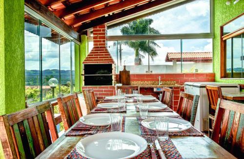 Tuiuti House | Relax at CHÁCARA TOP: Family-Friendly with Pool & Views
