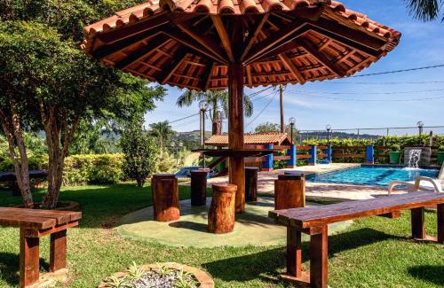Tuiuti House | Relax at CHÁCARA TOP: Family-Friendly with Pool & Views