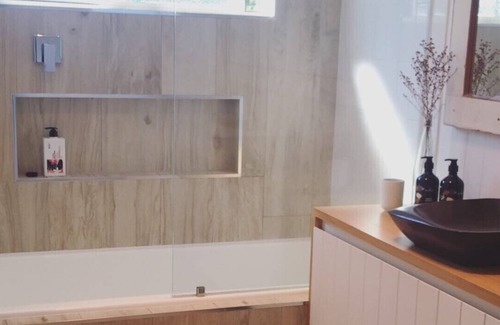 Redcliffe House | Chálǐ·hālǐ Abode - Pet Friendly, Steps from the Beach