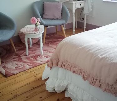 La Cheze House | Top-Rated Château Bily B&B with Kitchen & Accessibility