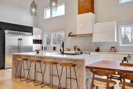 Les Collines-de-l'Outaouais Regional County Municipality Villa | Château Céleste: Villa with Pool, Hot Tub & Pet-Friendly