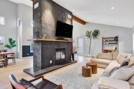 Les Collines-de-l'Outaouais Regional County Municipality Villa | Château Céleste: Villa with Pool, Hot Tub & Pet-Friendly
