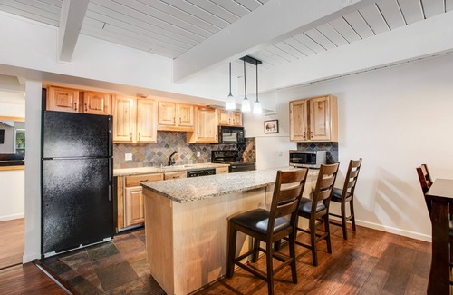 Aspen Condo | Experience Comfort at Château Chaumont with Spa & Breakfast