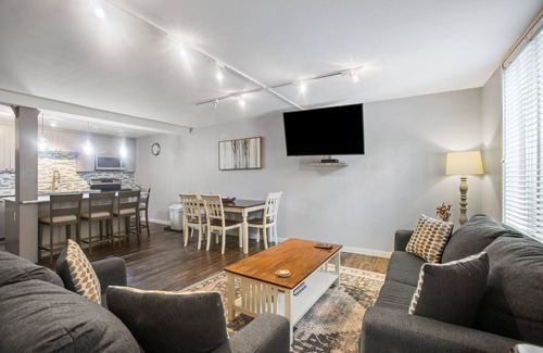 Aspen Condo | Experience Comfort at Château Chaumont with Spa & Breakfast