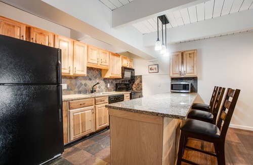 Aspen Condo | Experience Comfort at Château Chaumont with Spa & Breakfast