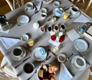 Grandchamp-des-Fontaines Bed & Breakfast | Elegant Stay at Château de la Grand'cour - Rated 9/10