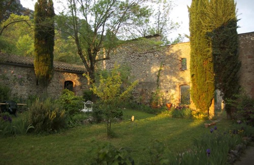 Saint-Paul-de-Fenouillet Bed & Breakfast | Experience Comfort at Château de Peyralade - Rated 9/10