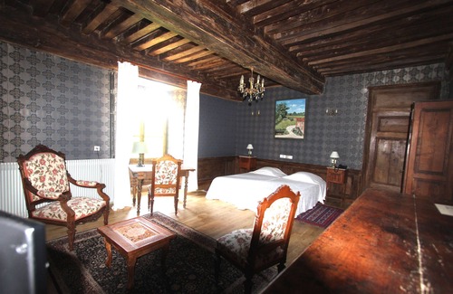 Island Hotel | Discover Château d'Island: Family-Friendly Retreat with Pool
