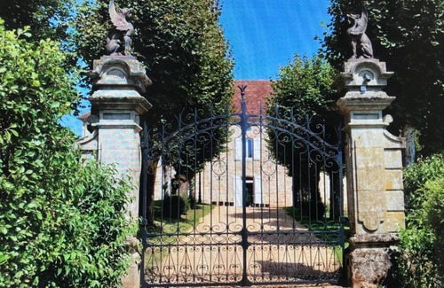 Figeac Bed & Breakfast | Discover Château de Bataillé: Oceanfront Family Escape