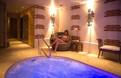 Joue-les-Tours Hotel | Relax at Château de Beaulieu with Spa & Pool Amenities