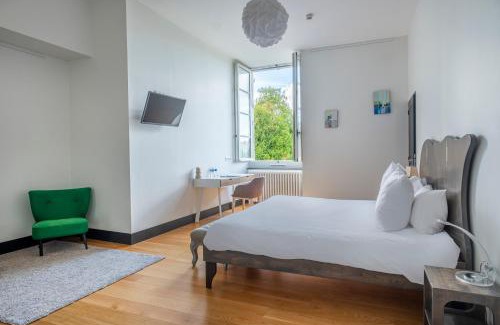 Baune Hotel | Explore Oceanfront Comfort at Chateau de Briançon