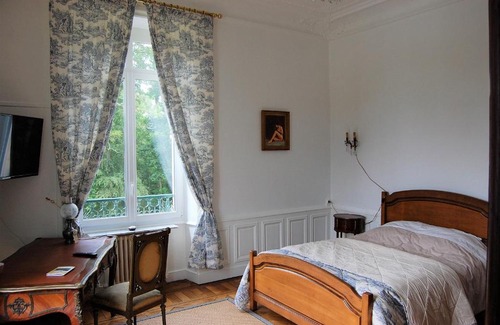 Broyes Bed & Breakfast | Enchanting Château de Broyes with Pool & Hot Tub Amenities