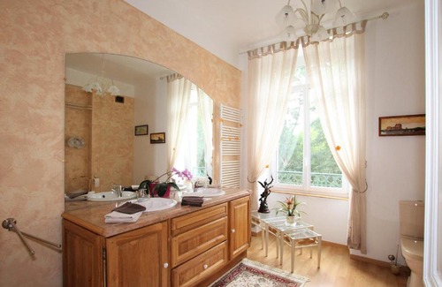 Broyes Bed & Breakfast | Enchanting Château de Broyes with Pool & Hot Tub Amenities